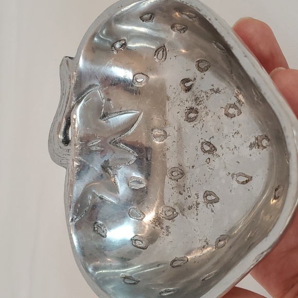 STRAWBERRY SHAPED SILVER METAL BOWL - Picture 9 of 11